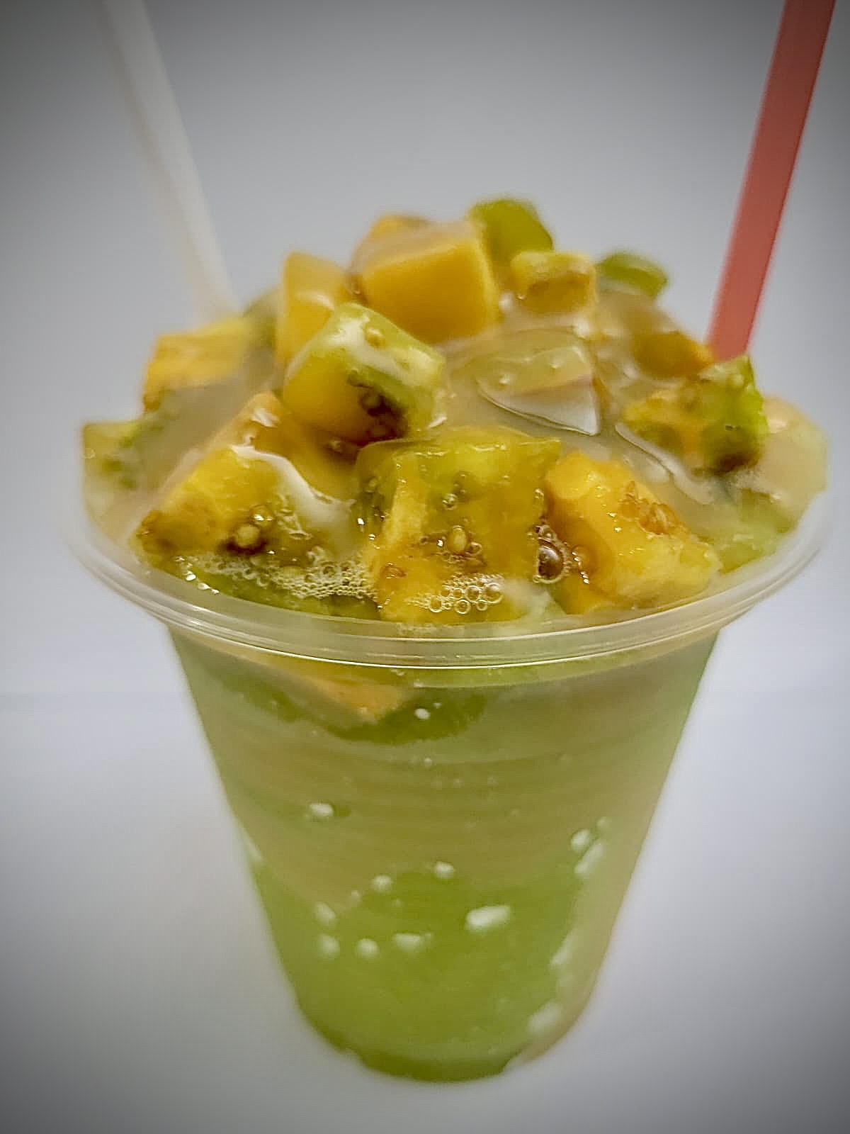 Lulada con hielo y trozos de lulo
