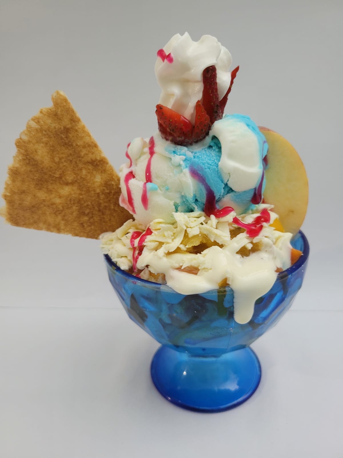 Copa con fruta y helado