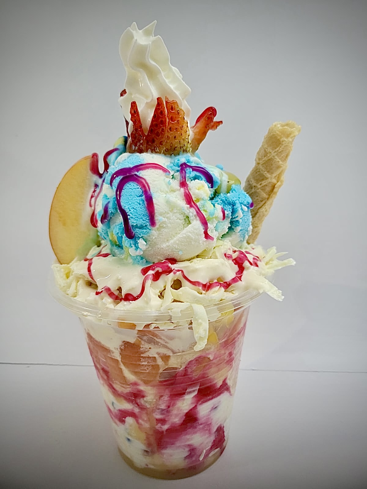 Vaso con fruta y dos sabores de helado