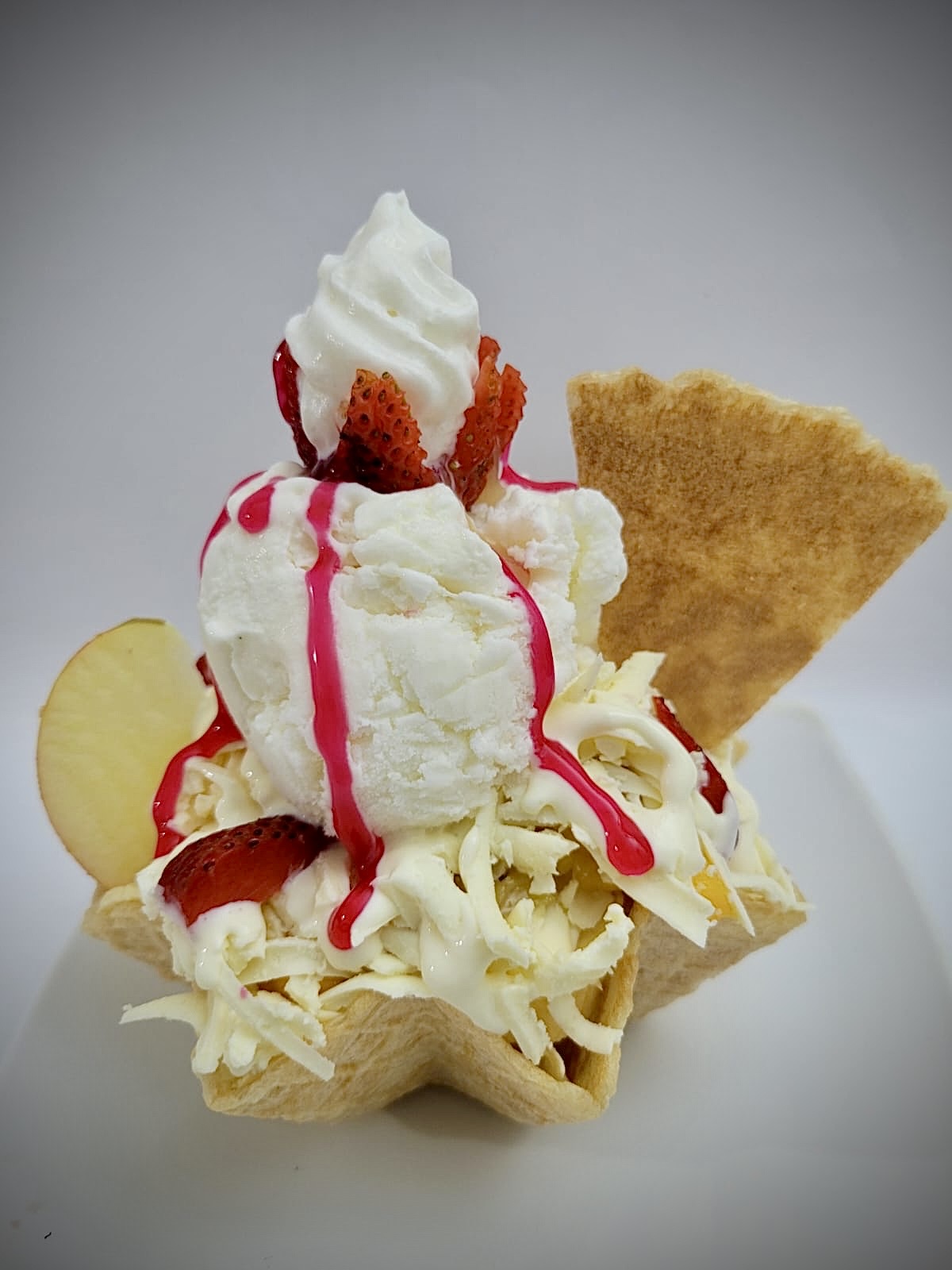 Postre estrella con fruta y helado