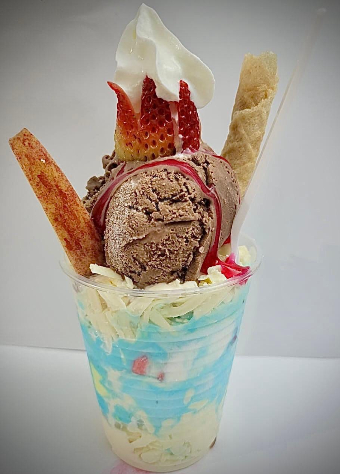 Vaso de helado con cuajada y salsa de mora