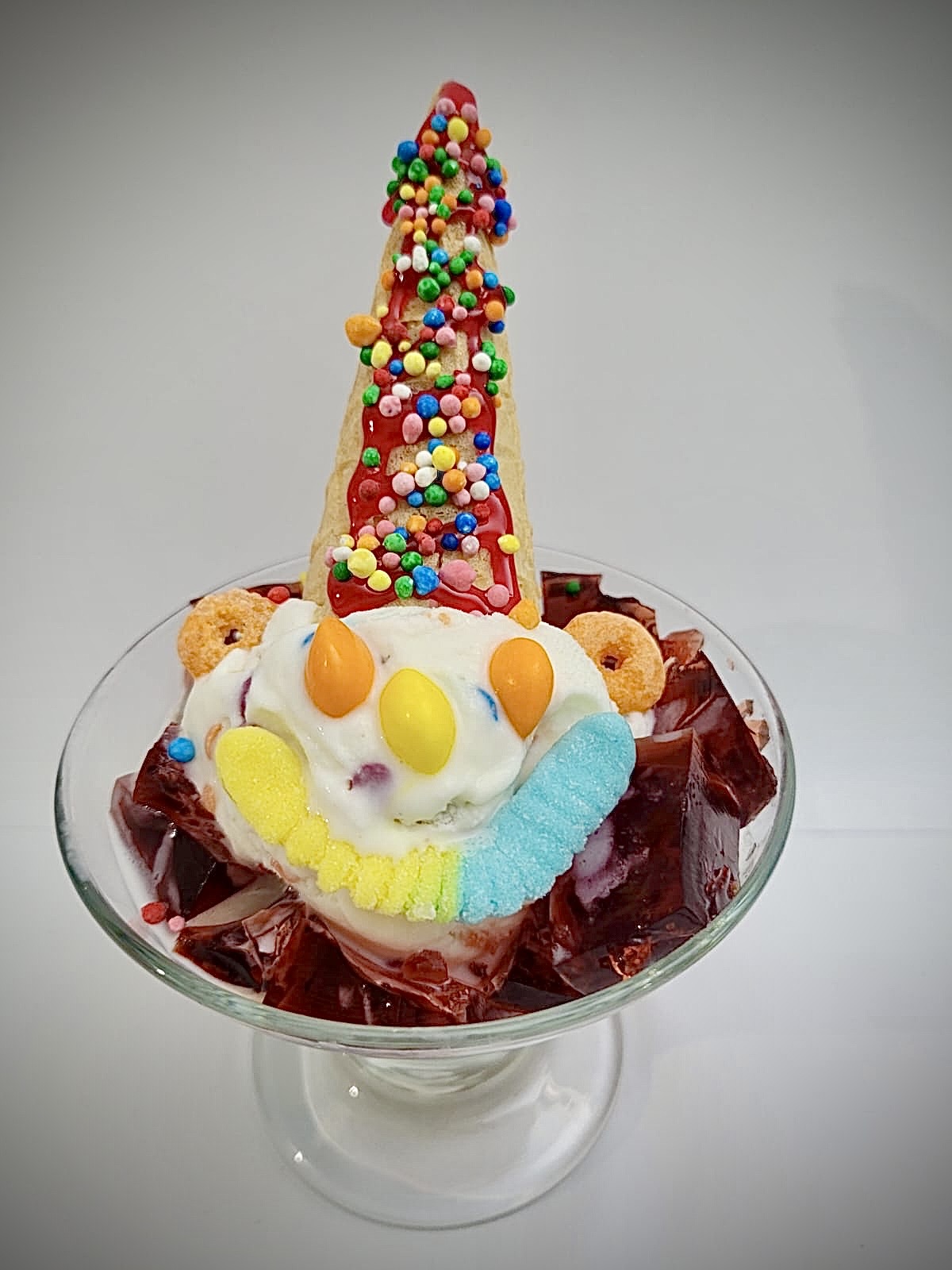 Copa infantil con helado, gelatina y chispitas