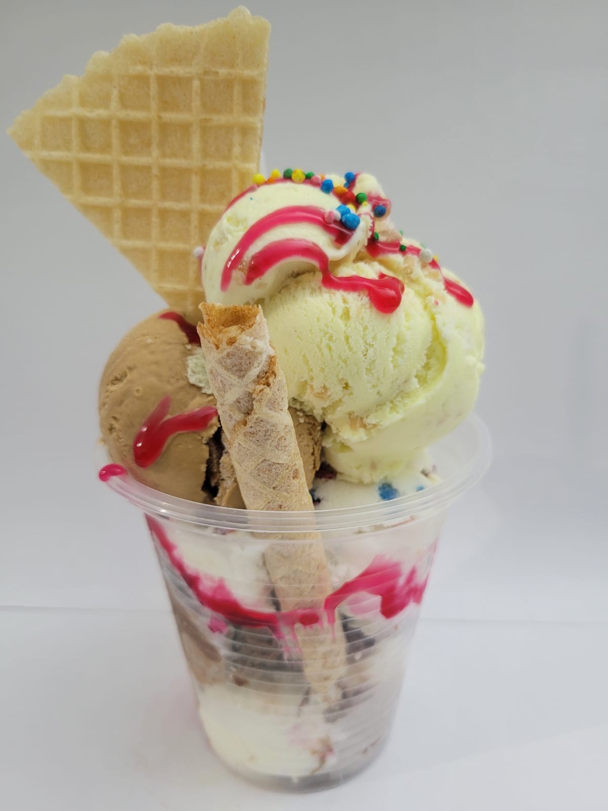 Vaso de helado con cinco sabores y toppings