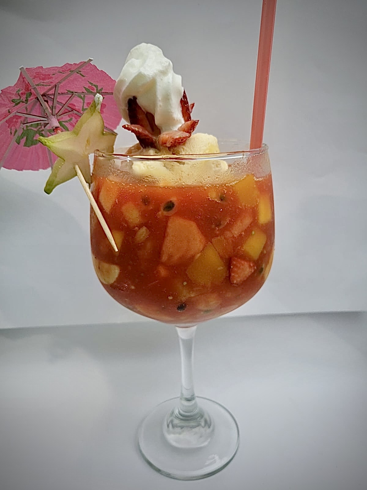 Salpicón grande con helado y chantilly