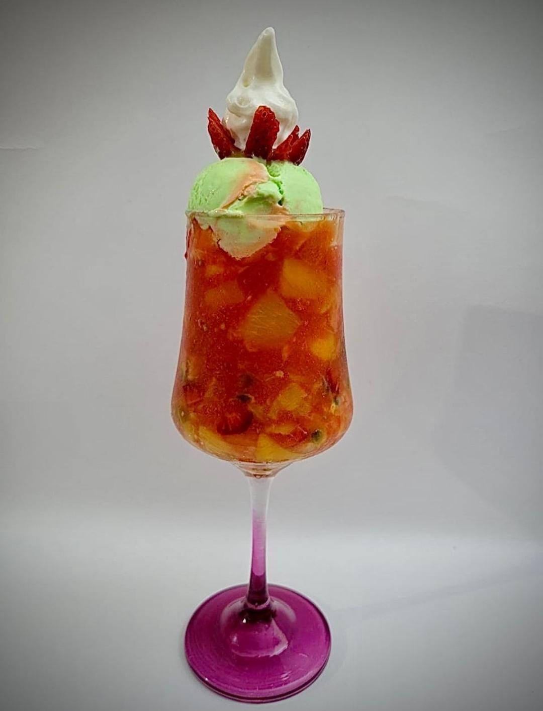 Salpicón pequeño con helado y chantilly